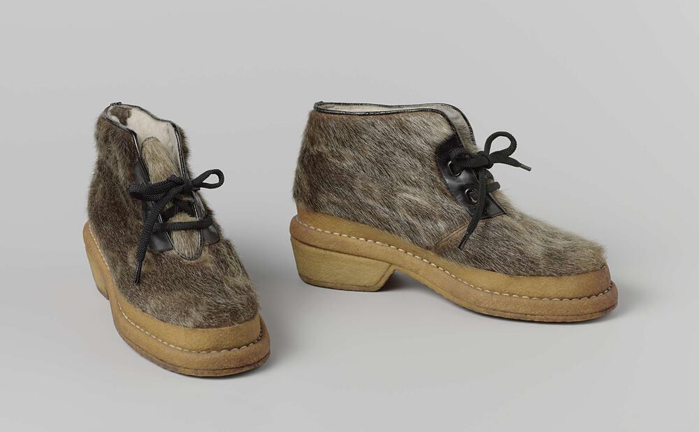 Veterschoen, hoog model, van zeehondenbont afgezet met zwart lakleer en voorzien van "spekzool"