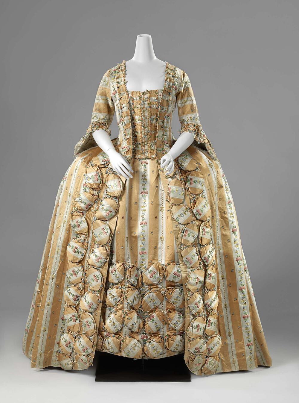 Japon of robe à la française van zijde met verticale gele en witte banen en strooimotief…