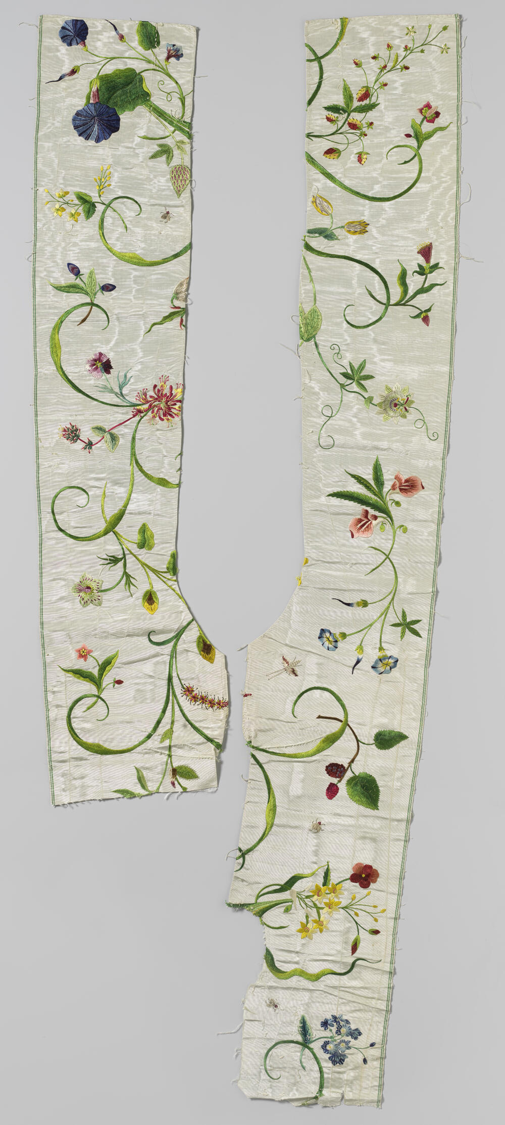Fragment van een japon van witte moirézijde, rijk geborduurd met bloemranken in veelkleurige zijde
