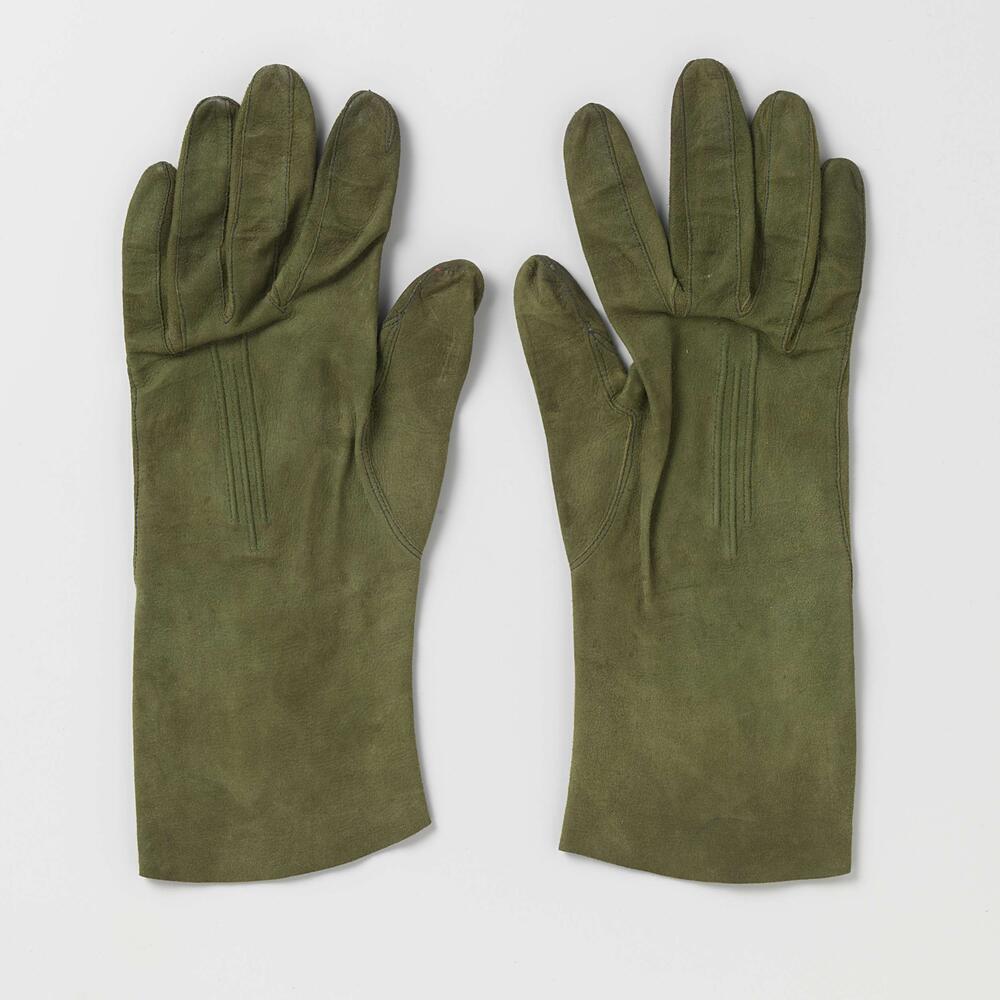Pair of suede gloves with receding cords