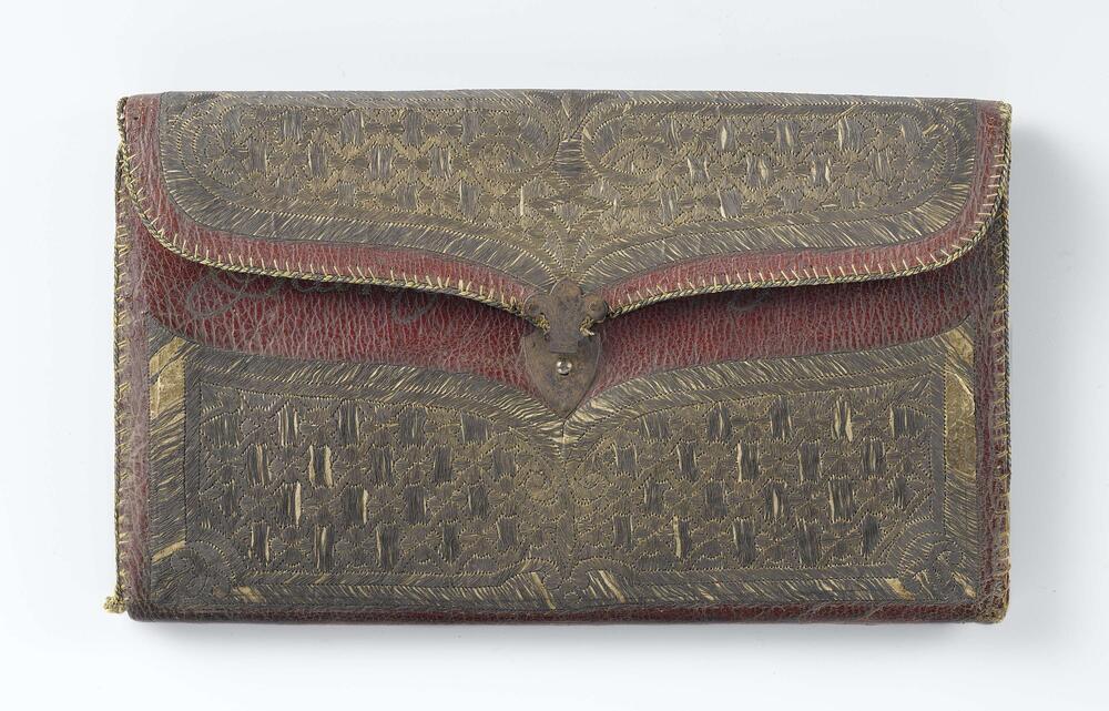 Brieventas in rechthoekig model van rood leer met zilver- en gouddraad geborduurd, in de klep de…