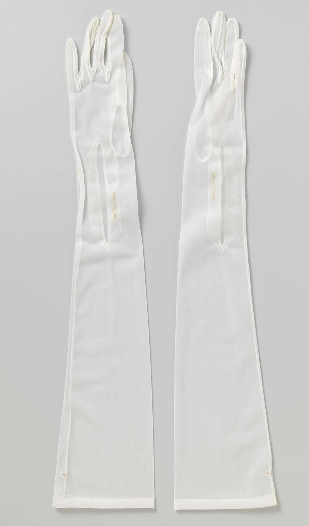 Handschoen van witte stretch nylon met  knopen van kunststof, parelmoerkleurig