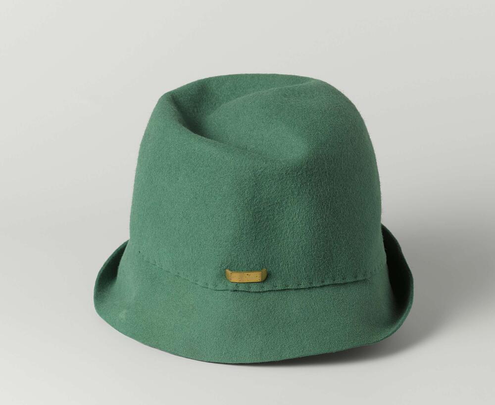 Cloche van groen vilt met kleine clip van geel koper