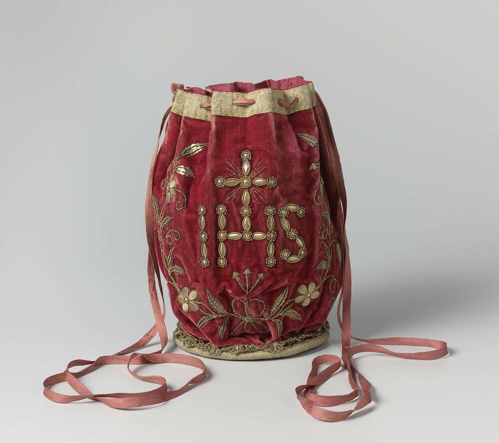 Bursa van rood fluweel met IHS monogram in gouddraad geborduurd