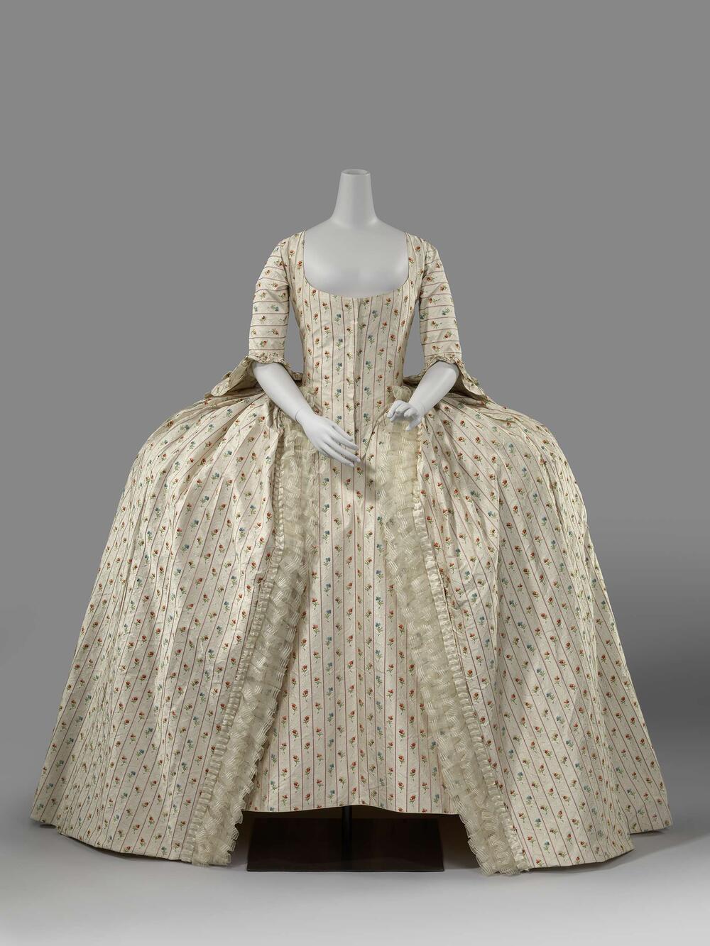 Overjapon met pli Watteau van crèmekleurige zijde, met geborduurde roze strepen en gekleurde…