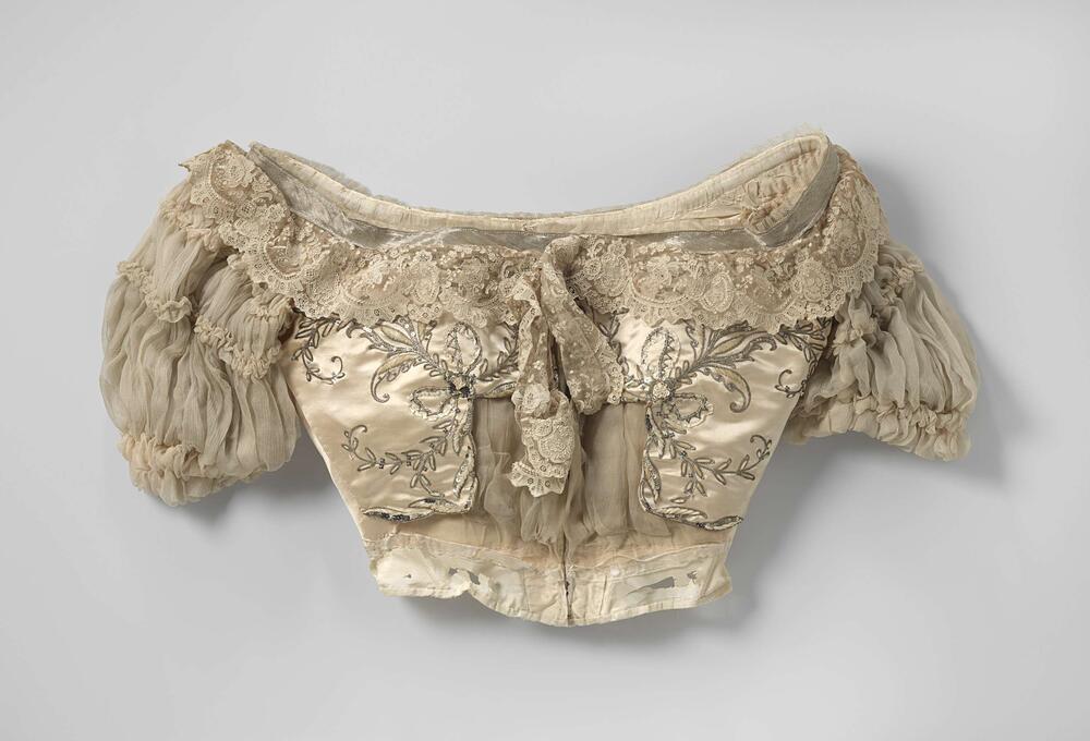 Lijf met lage hals en pofmouwen van zalmkleurige satijn, versierd met rank- en kandelaberornament…