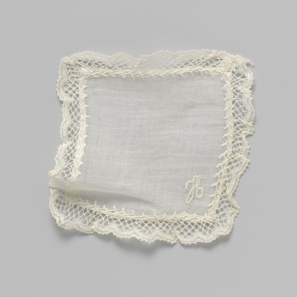 Witte zakdoek afgezet met rand kant en initiaal