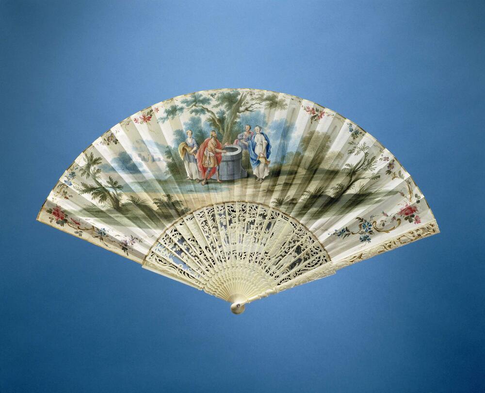 Vouwwaaier met blad van papier waarop in aquarel Rebecca, Eliëzer en twee vrouwen bij de bron, op…