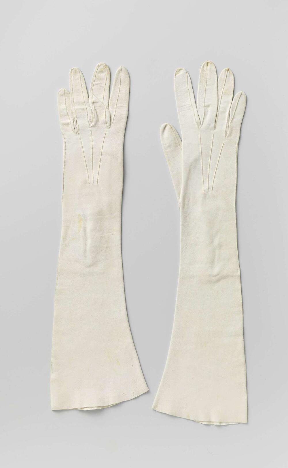 Handschoen van wit zeemleer met drie parelmoeren knopen