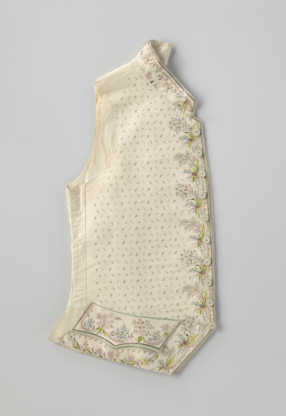 Vest van crèmekleurige ripszijde, geborduurd met veelkleurige florale motieven en gevoerd met crème…