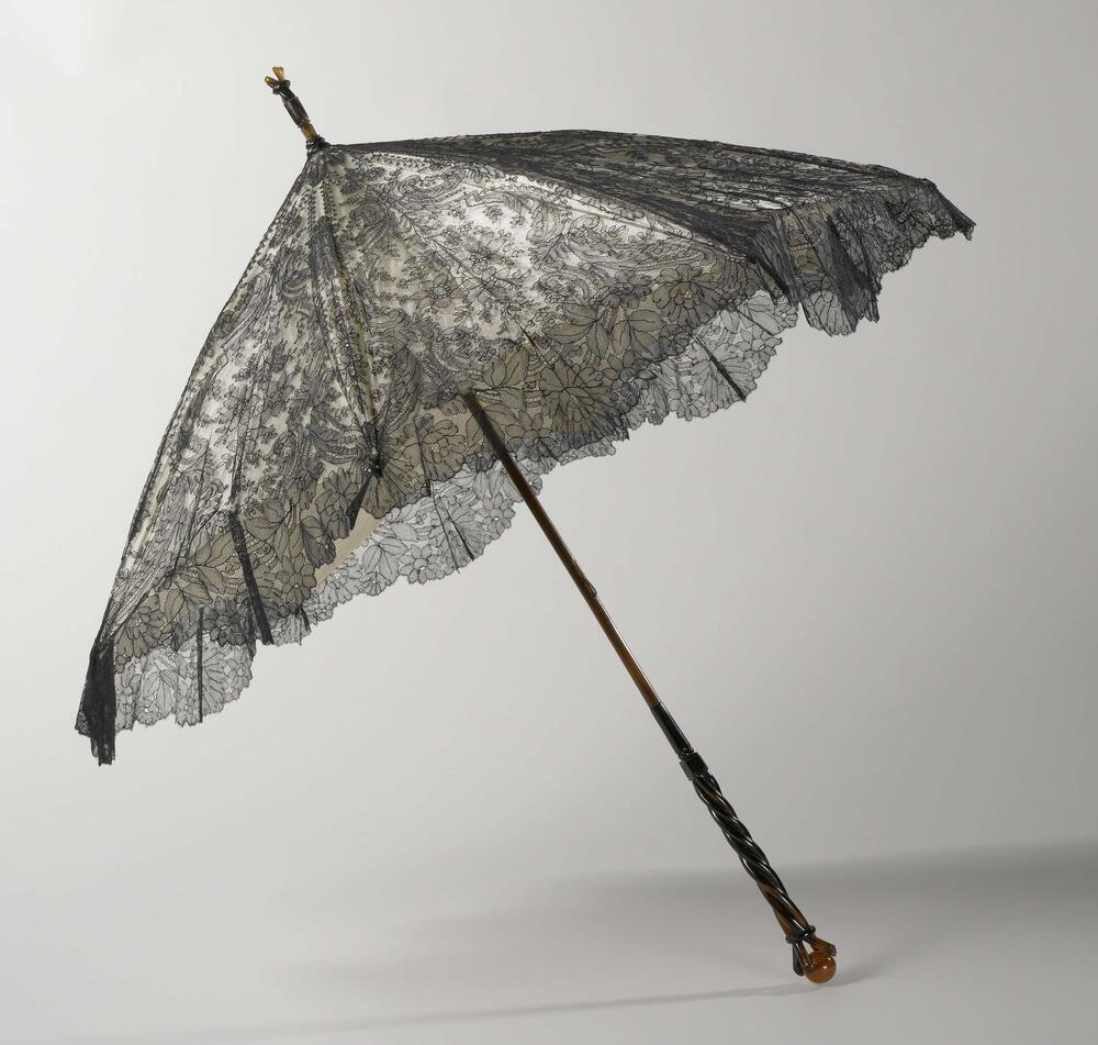 Parasol met een dek van zwarte zijden Chantillykant op een ondergrond van witte satijn, op een stok…