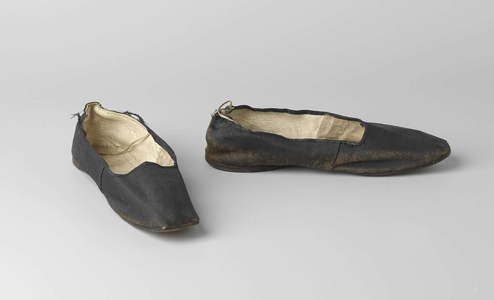 Schoen van zwart katoen met kleine sleehak