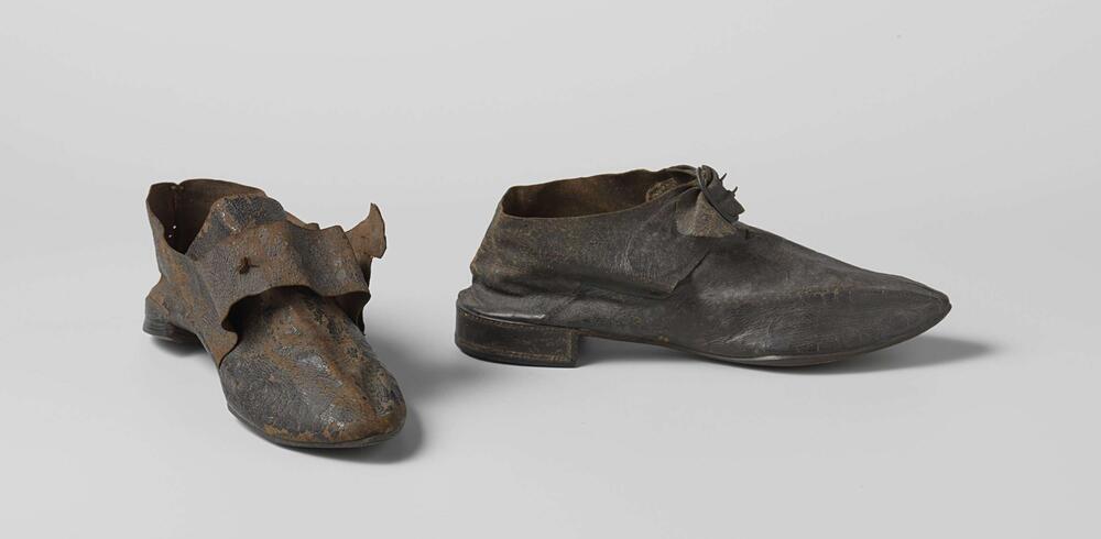 Schoen van zwart leer laag model met dubbele sluitriem
