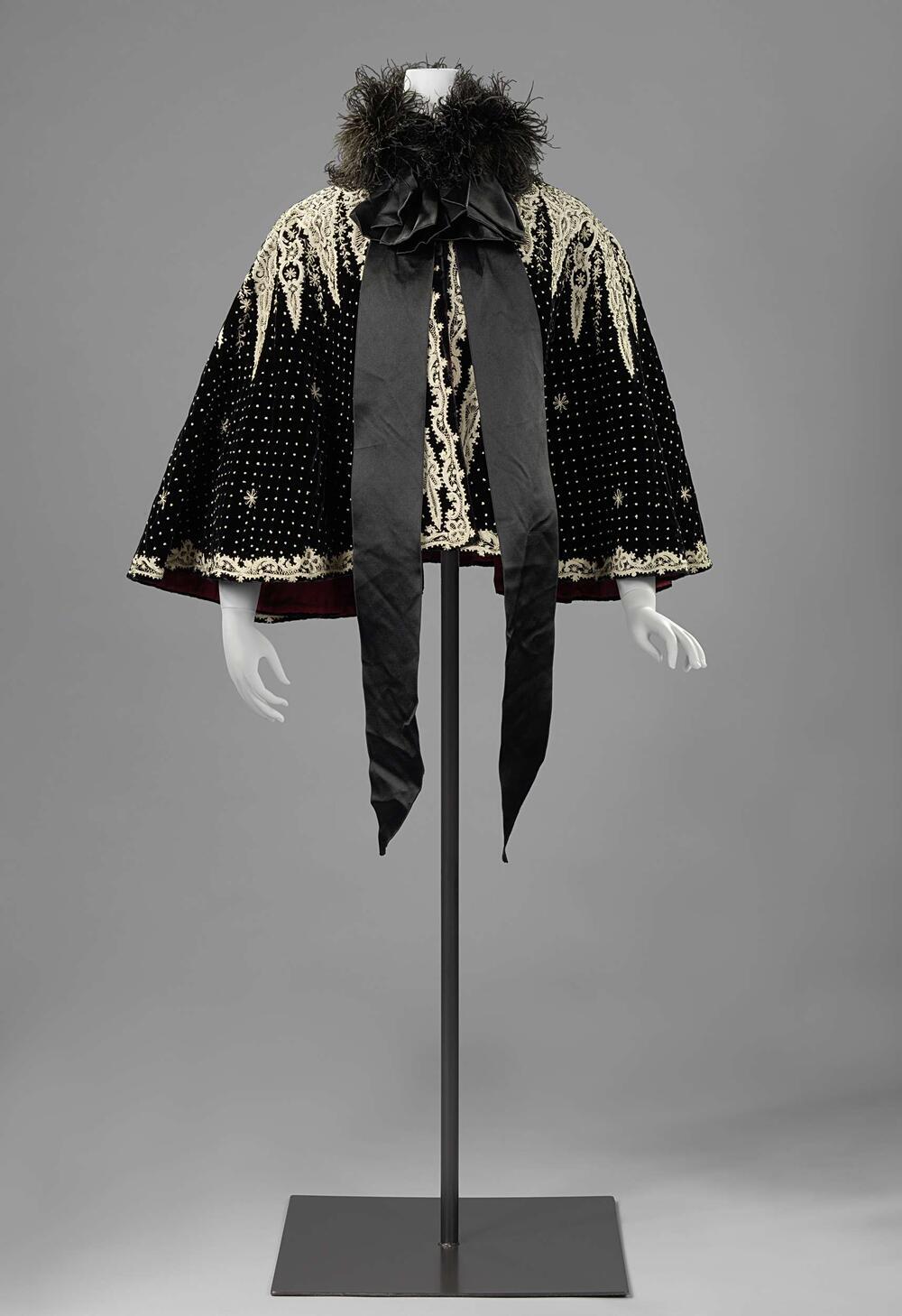 Cape with small dots and rosettes