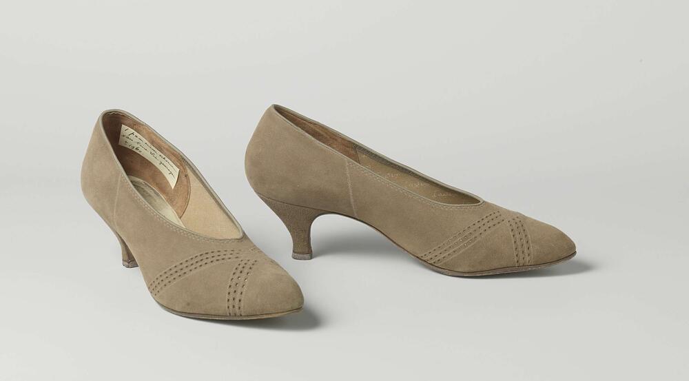 Schoen, pump van beige peau de suède, geperforeerde kruislingse banden