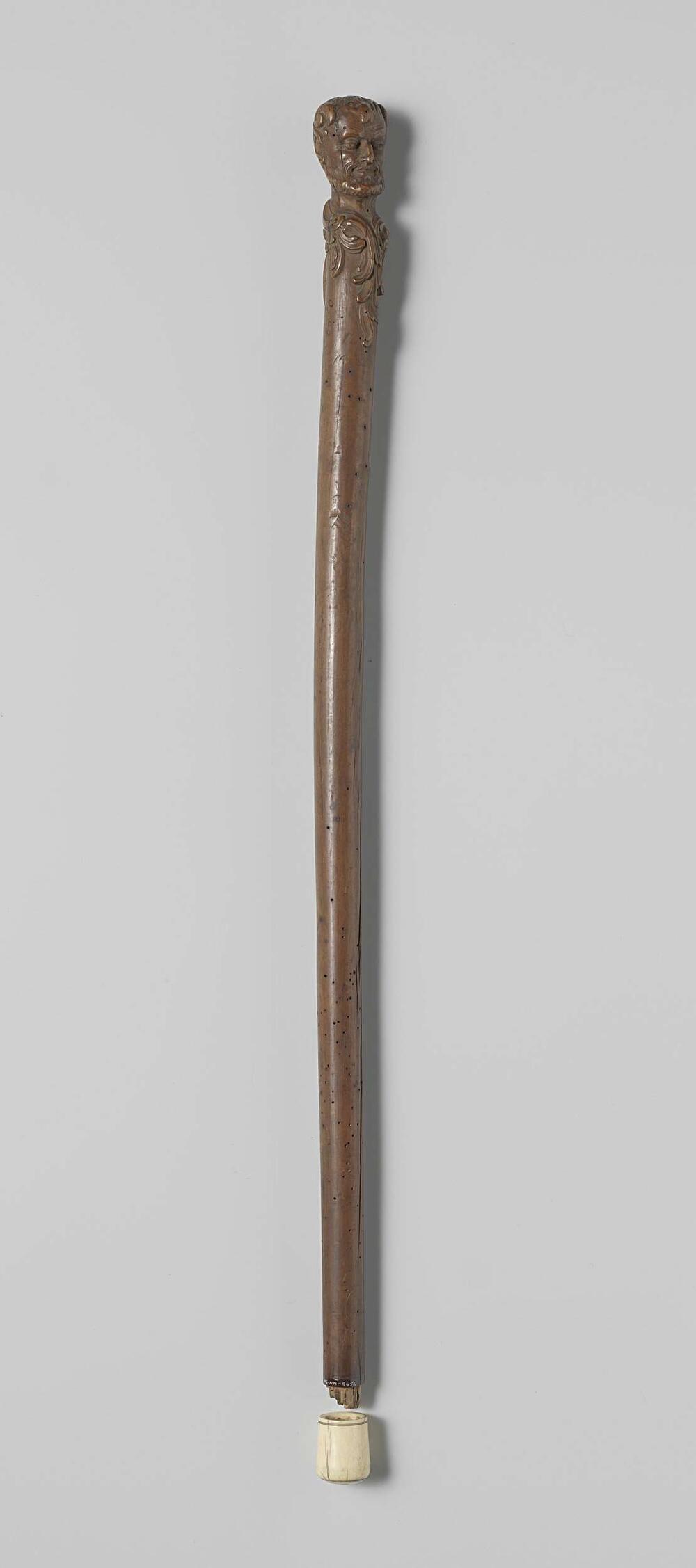 Wandelstok van hout met saterkop op knop