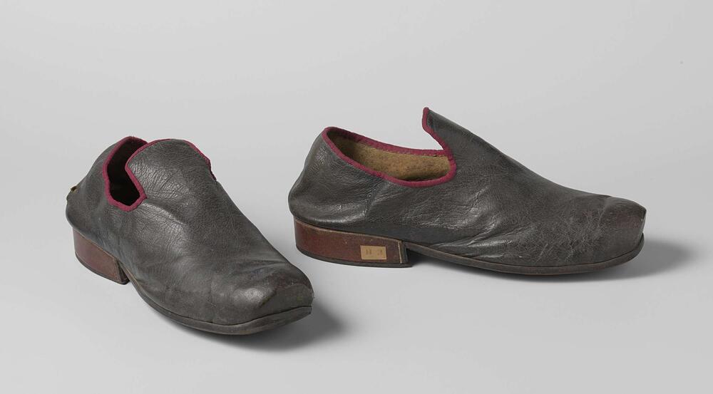 Schoen van zwart leer in reuzenformaat