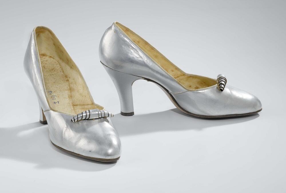 Paar avondschoenen met opgezet rolletje
