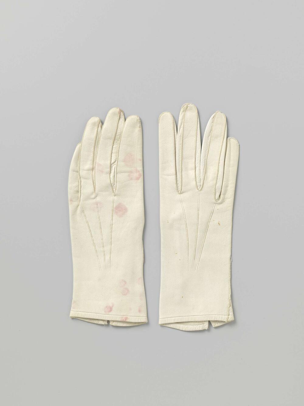 Handschoen van wit leer met knoperen drukknoop