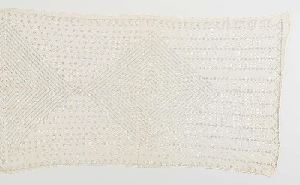 Rechthoekige sjaal van crèmkleurige tule met zilverlamé in een geometrisch patroon