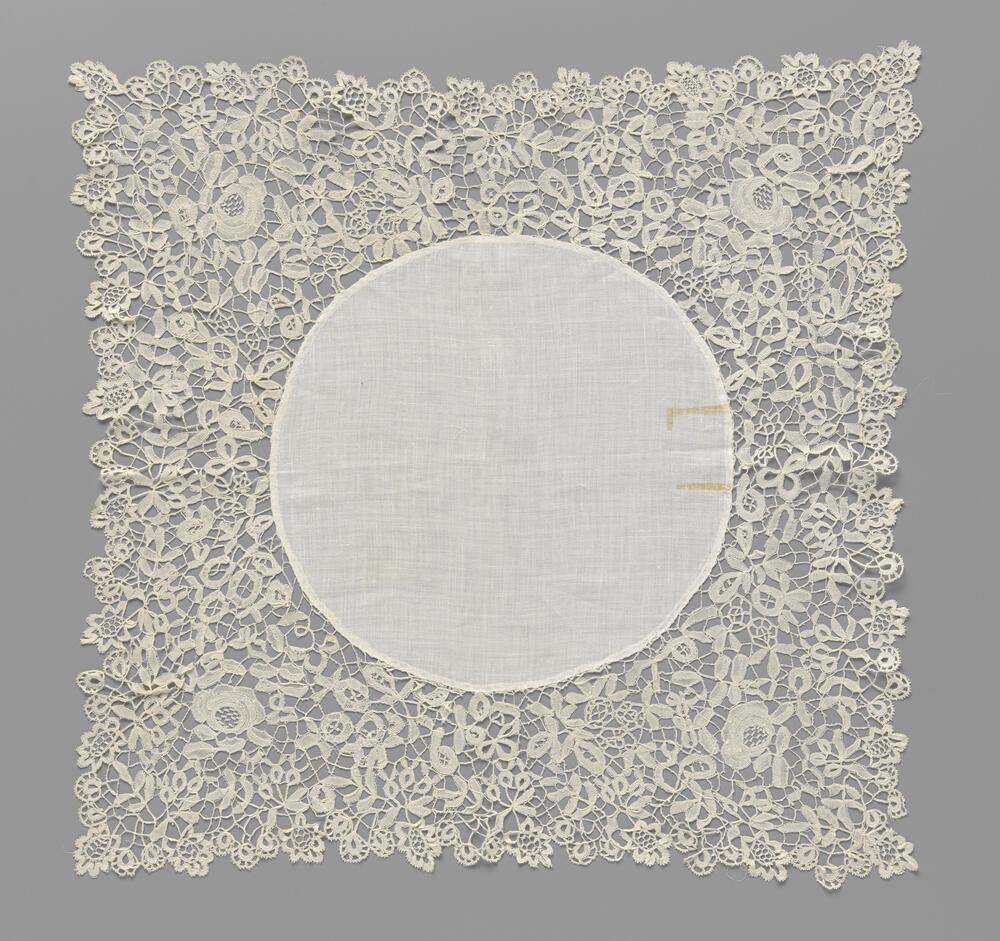 Avondjapon van zalmkleurige velours chiffon met kralen