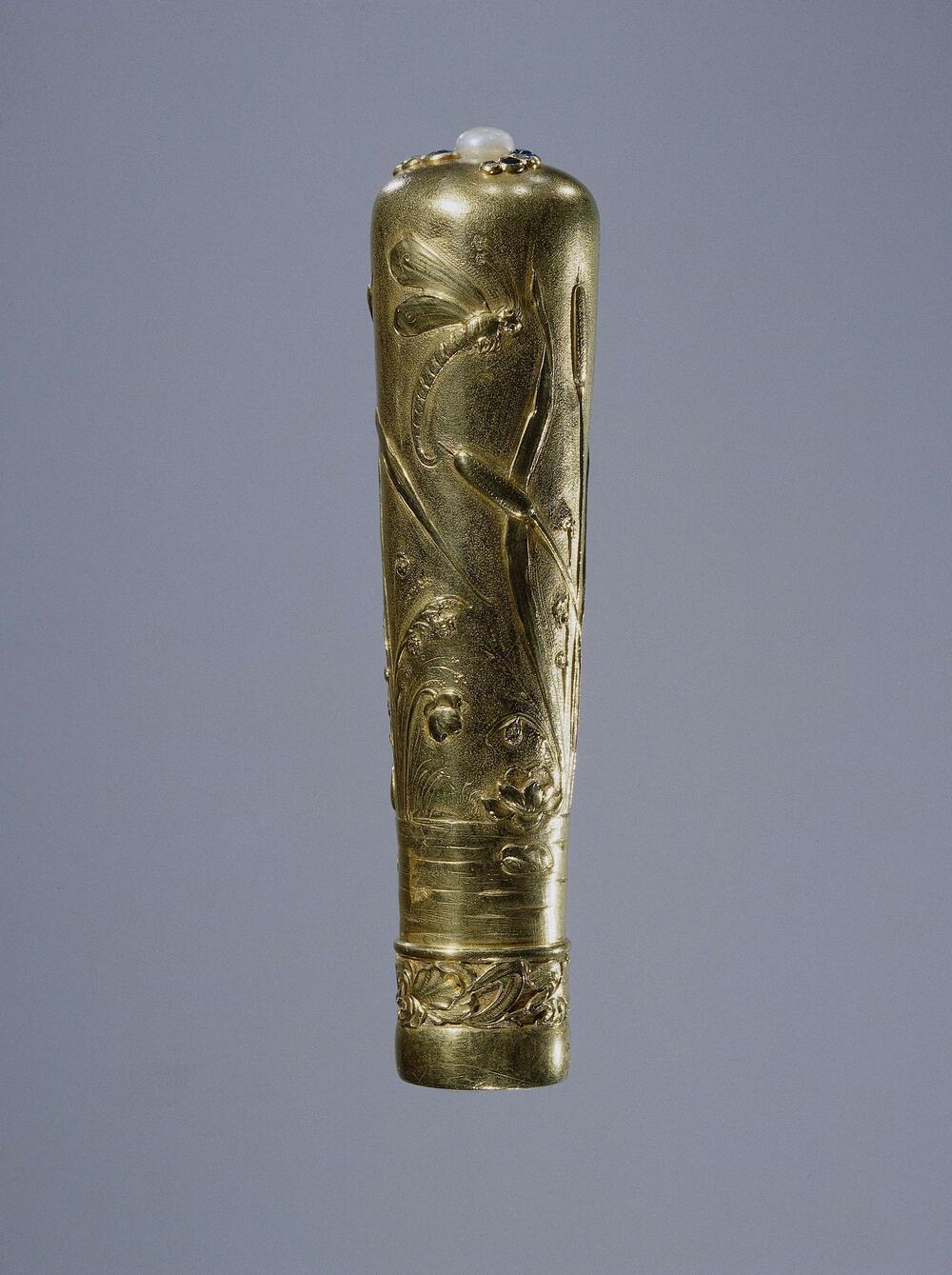 Parasolknop van goud, versierd met waterlelies, lisdodden en libelle