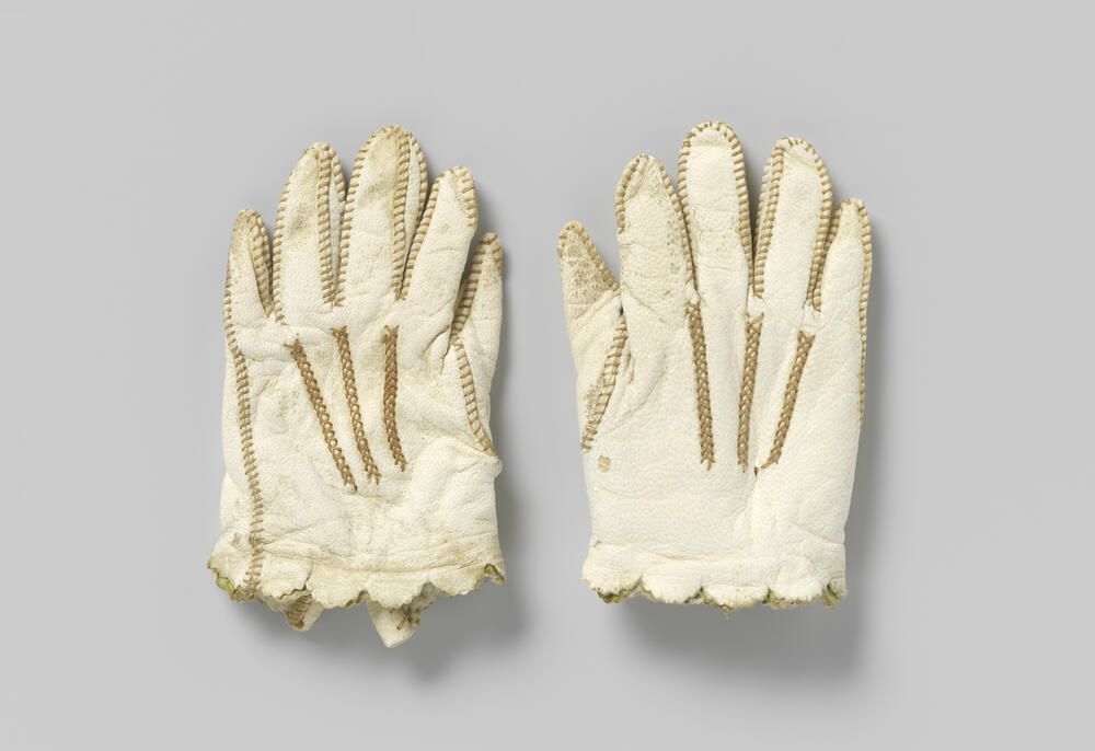 Paar handschoenen van witte glacé, met knoop en geschulpte rand