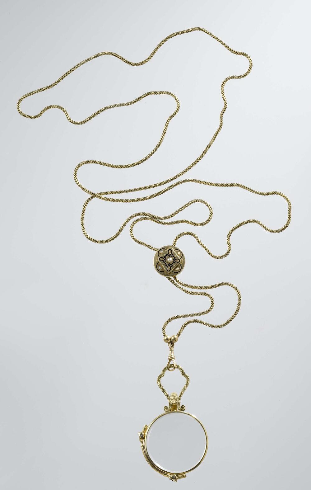 Gouden lorgnet met liervormig handvat met gegraveerde versiering, aan gouden ketting met…