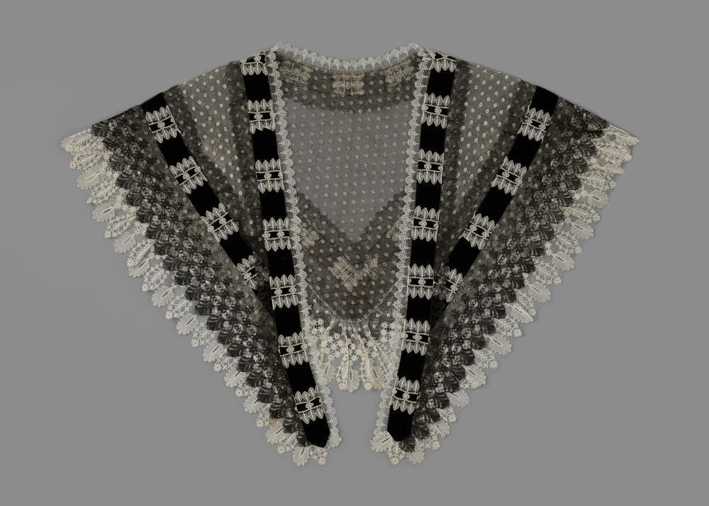Fichu van zwarte en witte tulle, voorzien van Chantillykant, imitatie Blondekant en zwart fluwelen…