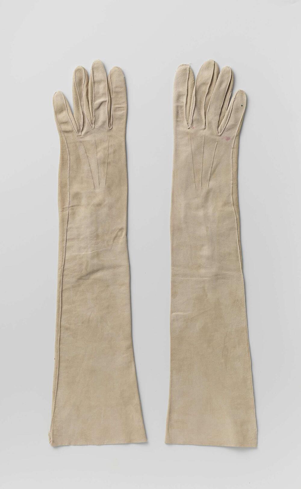 Handschoen van leverkleurig zeemleer met drie kunsstof knopen