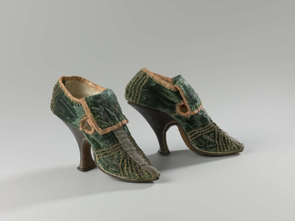Paar damesschoenen met hoge hak