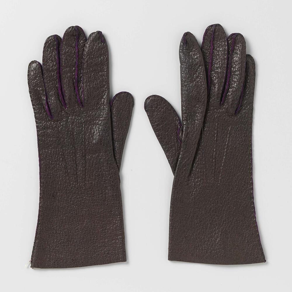 Paar handschoenen met uitstralende koorden