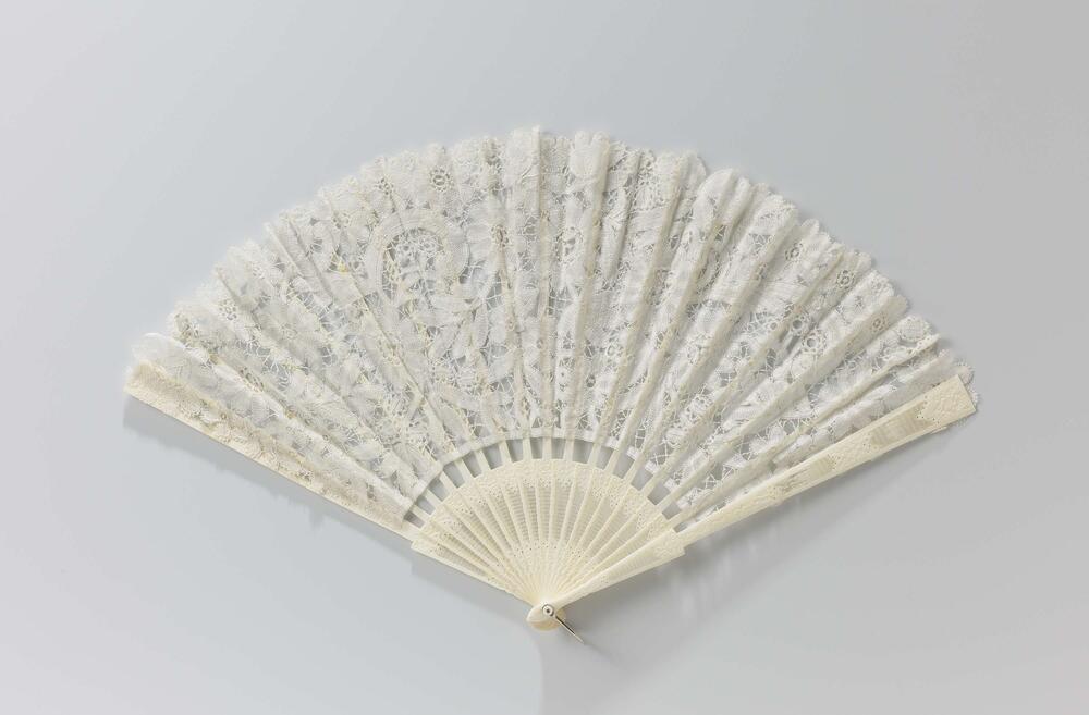 Vouwwaaier met blad van Duchesse kant, met margrieten en geschulpte rand, op een ajourmontuur van…