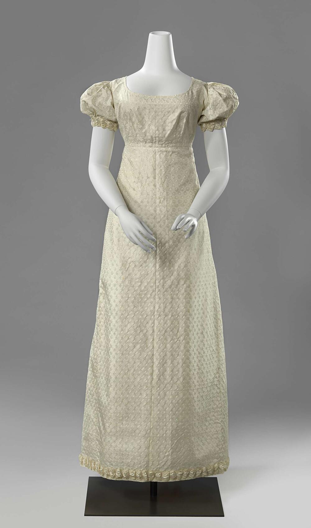 Wedding dress with puffed sleeves