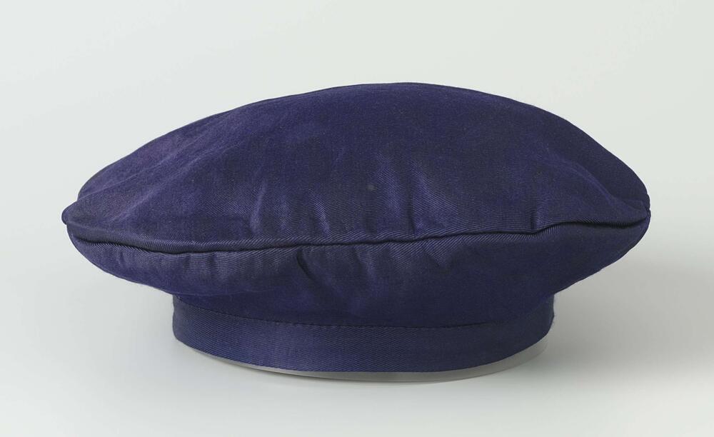 Schildersbaret van marineblauwe zijde, gedragen door de schilder Thomas Cool (1851-1904)