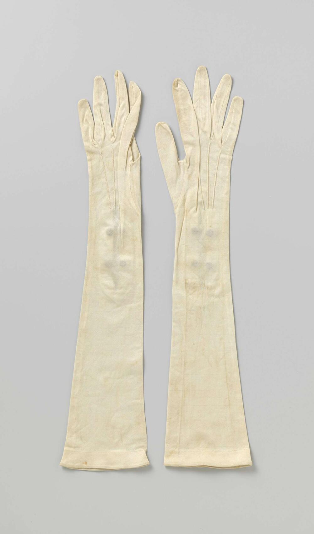 Handschoen van witte tricot met twee beige drukknopen