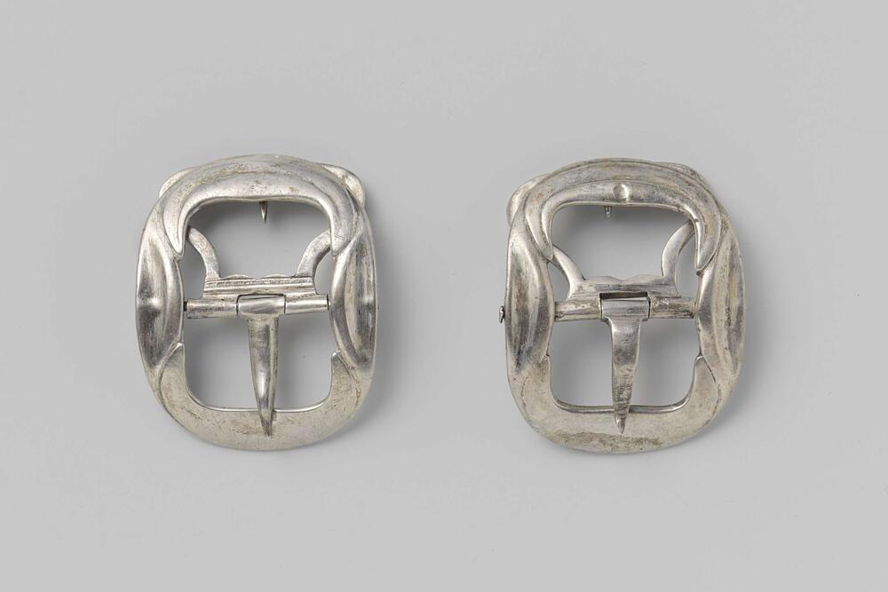 Schoengesp van zilver, ovaalvormig met eenvoudige lijndecoratie in laagreliëf