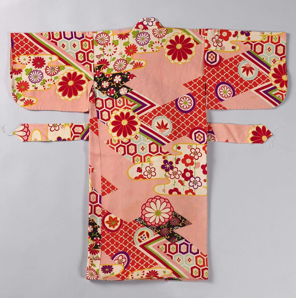 Meisjes miyamairi kimono met geometrische- en bloem-motieven