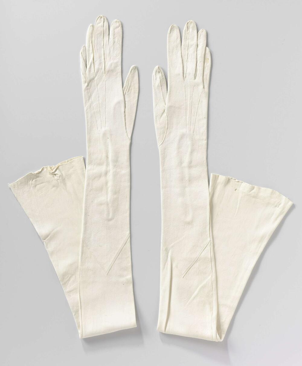Handschoen, galahandschoen, van wit wasleer met sluiting van parelmoeren knoopjes