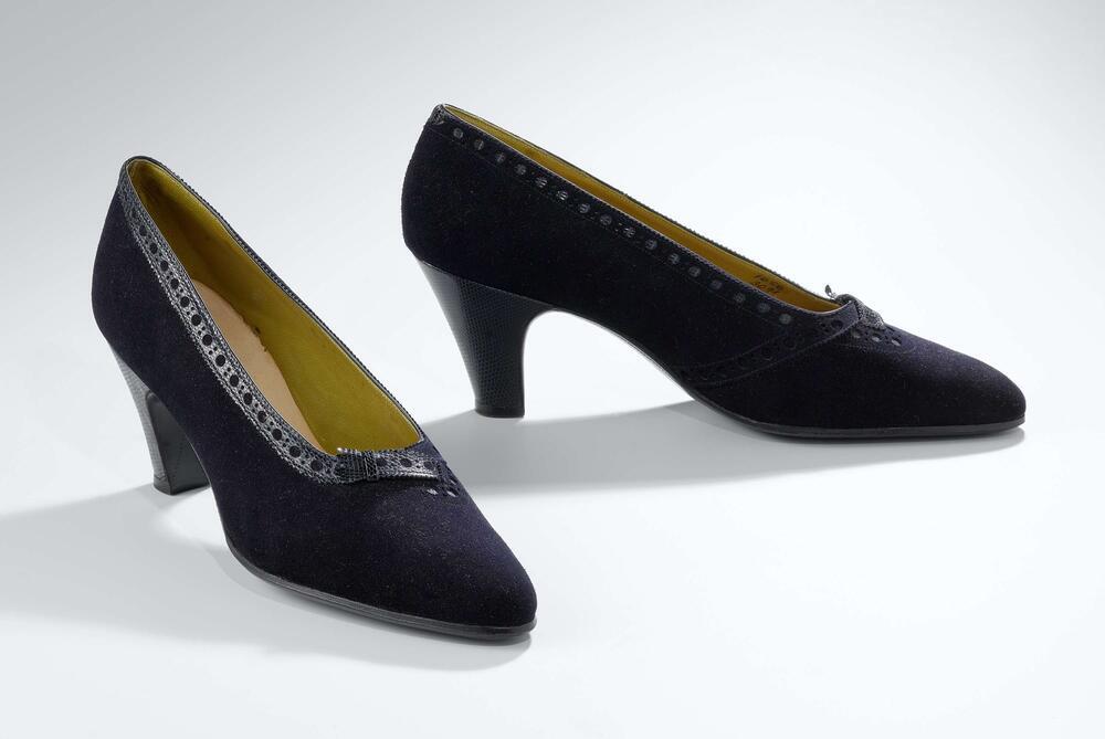 Pump van donkerblauwe suède versierd met donkerblauw slangenleer