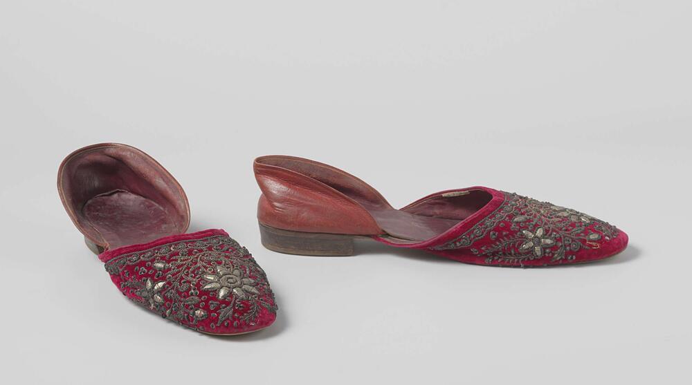 Pantoffel van rood leer en rood fluweel met zilverdraad geborduurd