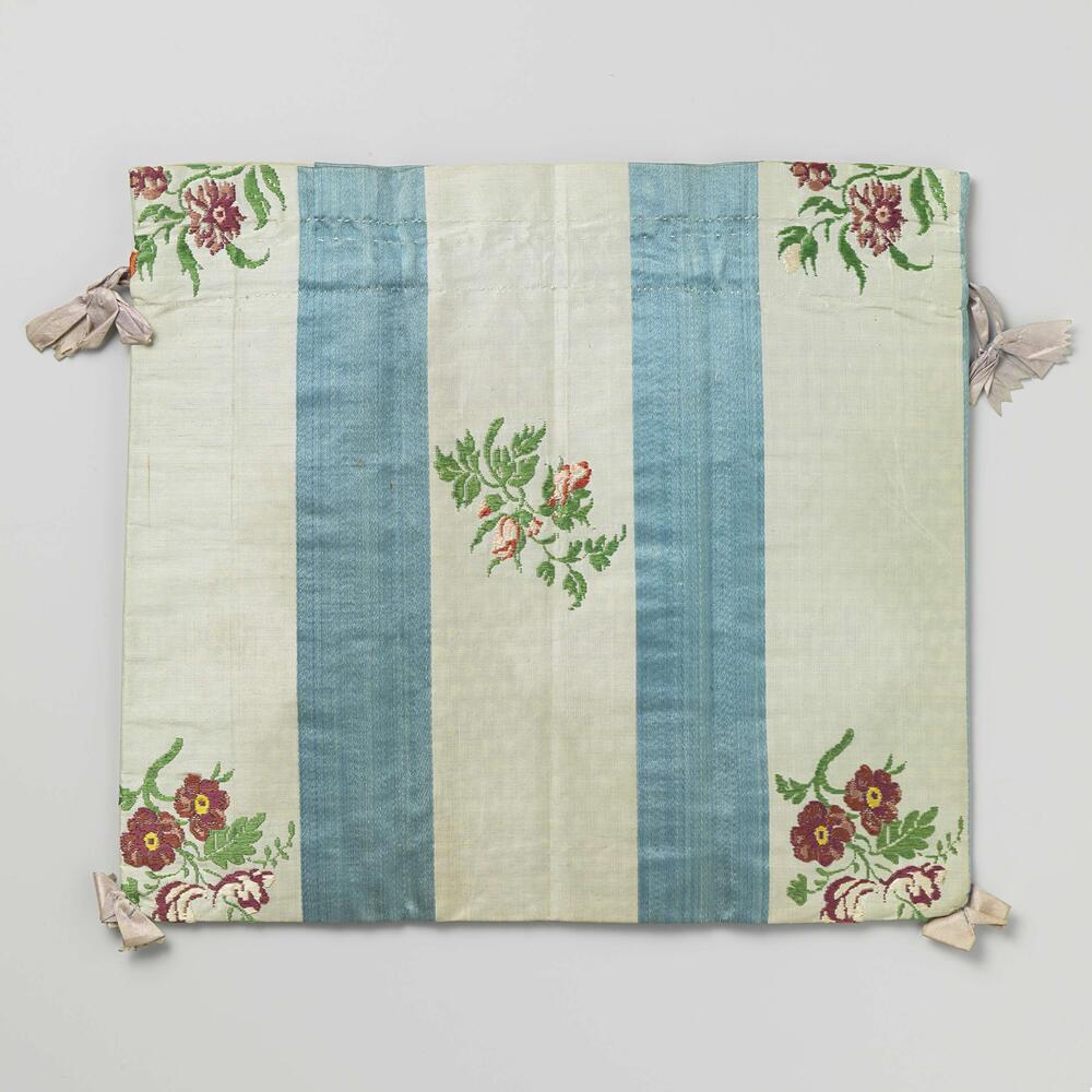 Frivolitétas in een plat, bijna vierkant model, van blauw gestreept zijde met rozen- en andere…