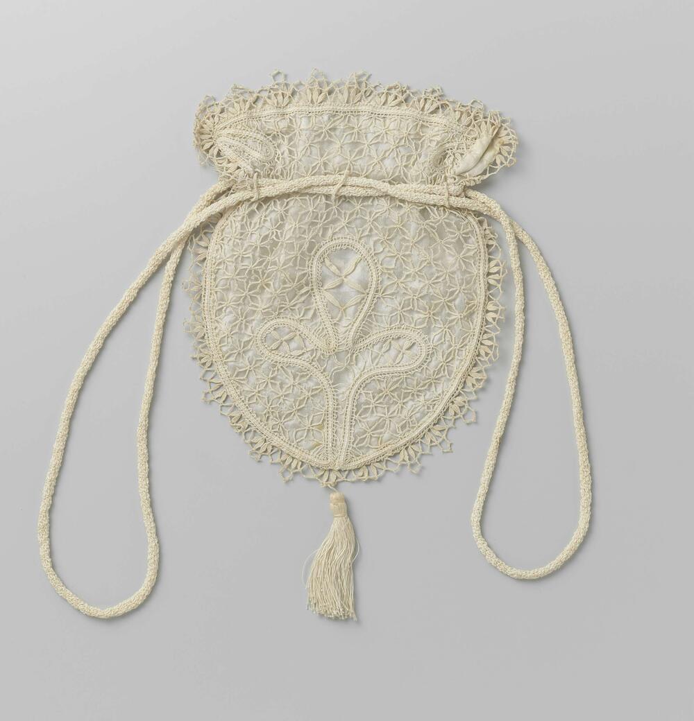 Reticule van kloskant op een voering van ivoorkleurig zijdecrepeline