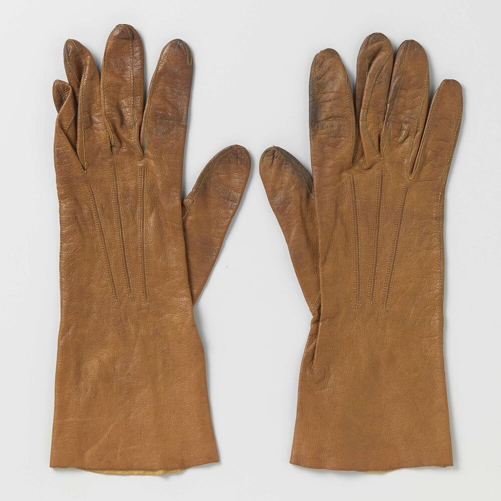 Paar handschoenen met op de rug uitstralende koorden