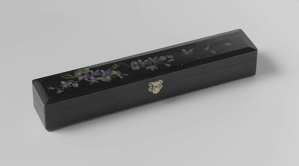 Langwerpig houten kistje met deksel, zwart gelakt, aan bovenzijde beschilderd met paarse bloemen;…