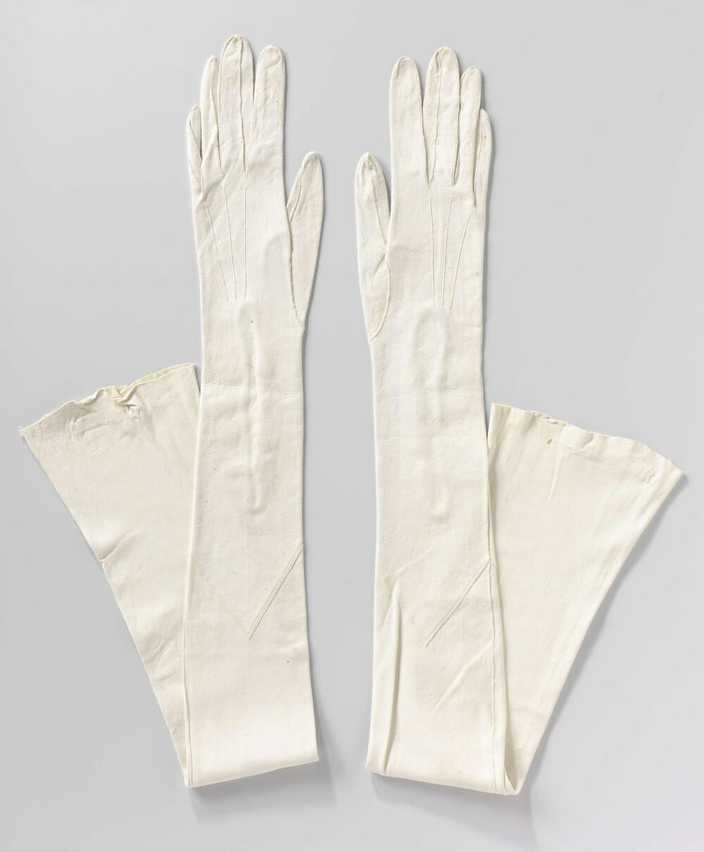 Handschoen, galahandschoen, van wit wasleer met sluiting van parelmoeren knoopjes