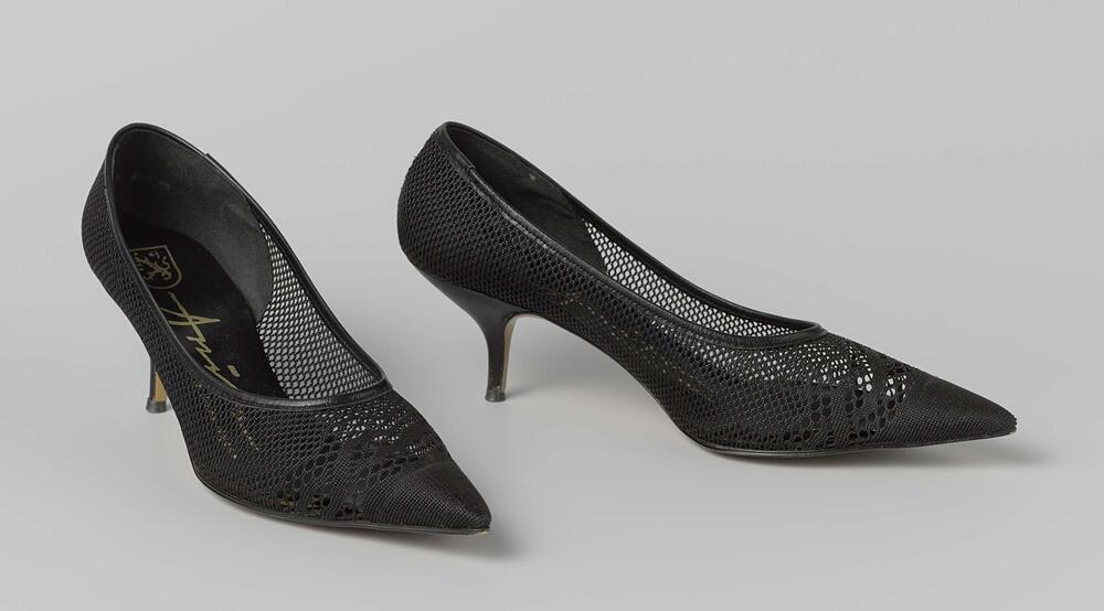 Schoen van zwart opengewerkte nylon