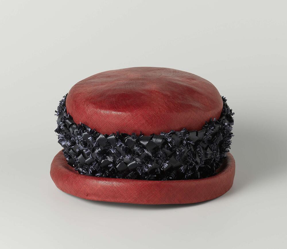 Hoed van rood stro, met gevlochten band van blauwe stro