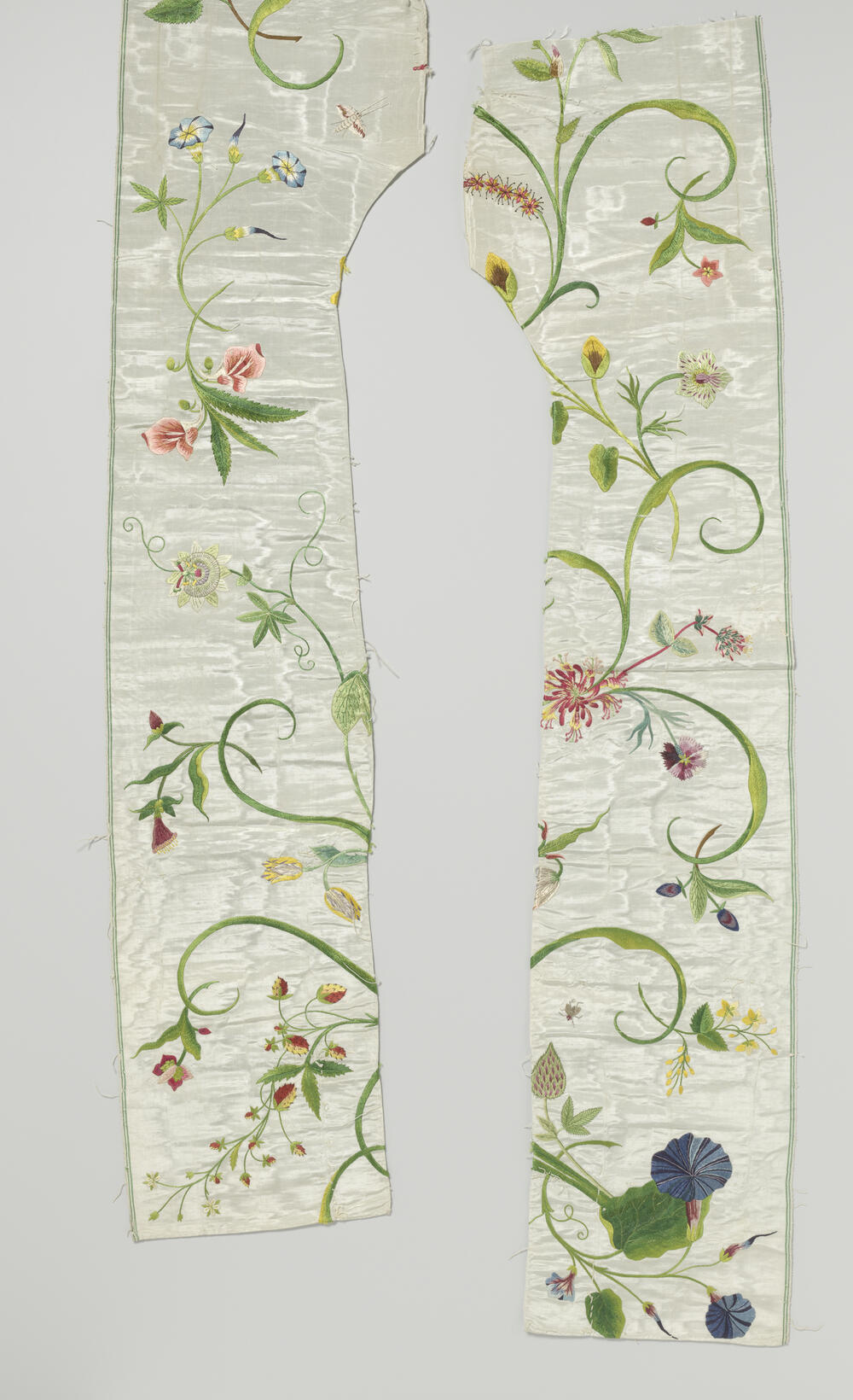 Fragment, totaal zeven stuks, van een japon, van witte moirézijde, rijk geborduurd met bloemranken…