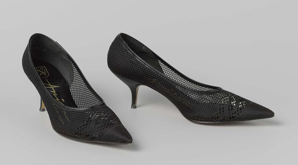 Schoen van zwart opengewerkt nylon